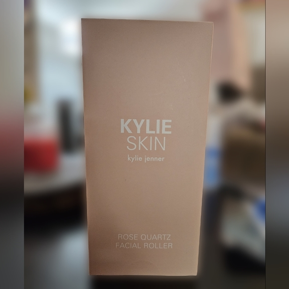 Kylie Cosmetics Rose 🌹 Quartz Roller - Picture 4 of 4